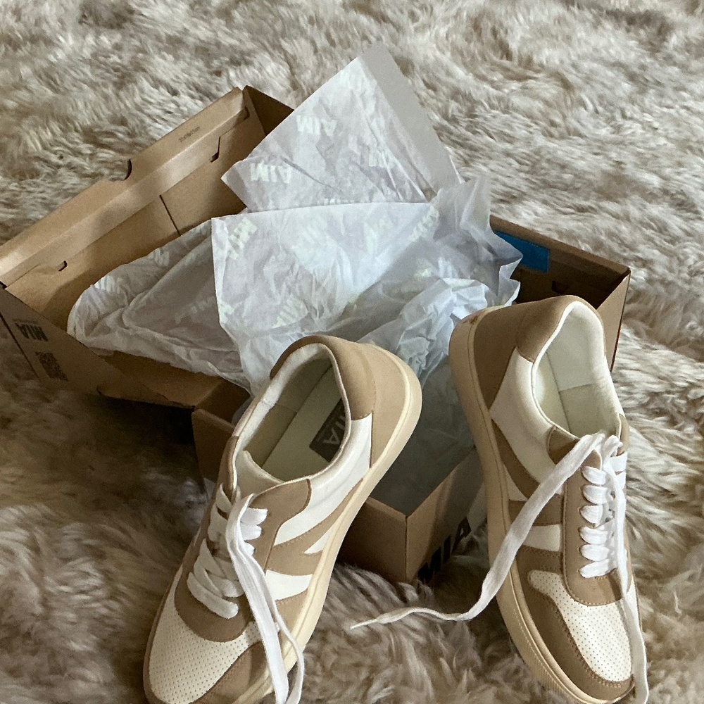 Mia sneakers